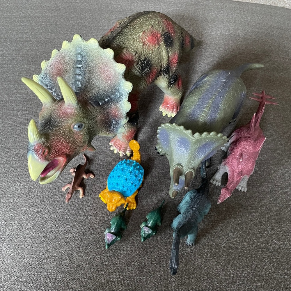 Lot of 8 kids toy dinosaurs - variety of sizes and types
